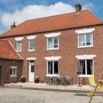 Façade de la maison avec parking, terrasse, petit jardin et balançoire Façade de la maison avec parking, terrasse, petit jardin et balançoire