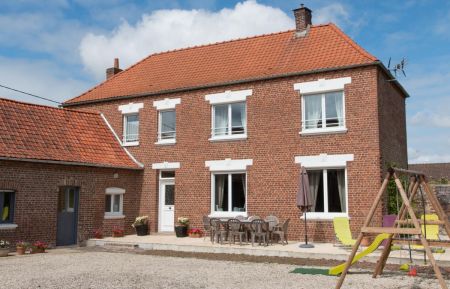G&icirc;te n&deg;G1570 Audincthun - Pas-de-Calais - Fa&ccedil;ade de la maison avec parking, terrasse, petit jardin et balan&ccedil;oire