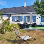 Jardin clos privatif avec salon de jardin, transats, barbecue, parasol et salon de d&eacute;tente