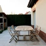 Terrasse avec salon de jardin et barbecue