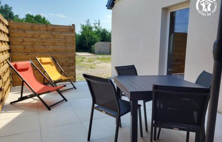 G&icirc;te n&deg;G622548 Marquise - Pas-de-Calais - Terrasse privative avec salon de jardin, barbecue, chiliennes, parasol avec vue sur le terrain de p&eacute;tanque et jardin