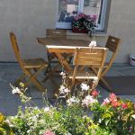 Terrasse et son salon de jardin.