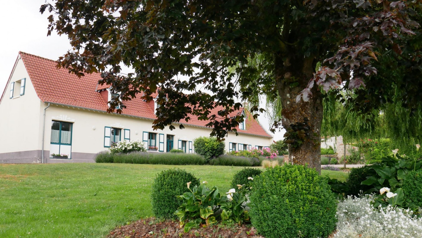 Façade et terrain clos de la ferme