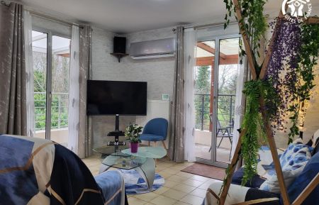 City Break n&deg;G622595 H&eacute;nin-Beaumont - Pas-de-Calais - Coin salon dans la pi&egrave;ce &agrave; vivre avec acc&egrave;s direct &agrave; la terrasse, TV connect&eacute;e 125 cm avec Free TV+, Netflix, Prime Vid&eacute;o et console R&eacute;trogaming 