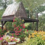 Jardin avec salon de d&eacute;tente, balan&ccedil;oire et cabane pour les enfants, auvent avec salon de jardin, barbecue et table de ping-pong