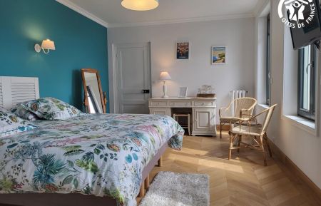 Chambre avec lit 180x200cm, miroir, TV, bureau, fauteuils, WC indépendant, salle d'eau et coin nuit avec lit 90x190cm Chambre d'hôtes n°G622127 Samer - Pas-de-Calais - Chambre avec lit 180x200cm, miroir, TV, bureau, fauteuils, WC indépendant, salle d'eau et coin nuit avec lit 90x190cm