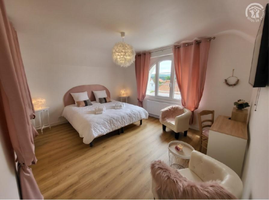 Chambre Plume d'Ange avec 1 lit 180X200, salle d'eau et wc privés. photo 0