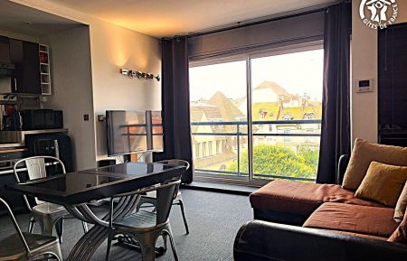 City Break n&deg;G622559 Le Touquet-Paris-Plage - Pas-de-Calais - Pi&egrave;ce &agrave; vivre avec canap&eacute; d'angle 4 places, TV 100cm, espace repas 4 personnes avec cuisine &eacute;quip&eacute;e et 2 lits 90x190cm superpos&eacute;s escamotables. Vue sur la place de la poste. 