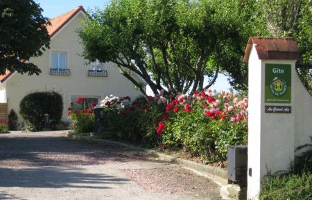 G&icirc;te n&deg;G1634 Wierre-Effroy - Pas-de-Calais - Vue du G&icirc;te depuis la route