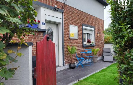 Cour privative sur le devant de la maison avec transats, table et chaises et barbecue. Gîte n°G622447 Oye-Plage - Pas-de-Calais - Cour privative sur le devant de la maison avec transats, table et chaises et barbecue.