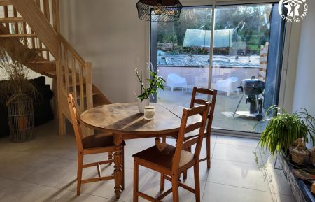 G&icirc;te n&deg;G622464 Lacres - Pas-de-Calais - Coin repas avec vue sur la terrasse