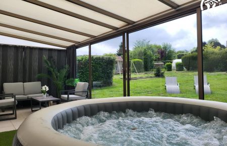 G&icirc;te n&deg;G622539 Doudeauville - Pas-de-Calais - V&eacute;randa avec salon de d&eacute;tente et spa gonflable avec vue sur le jardin