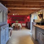 Pièce à vivre avec cuisine équipée ouvert sur le coin repas et salon Pièce à vivre avec cuisine équipée ouvert sur le coin repas et salon