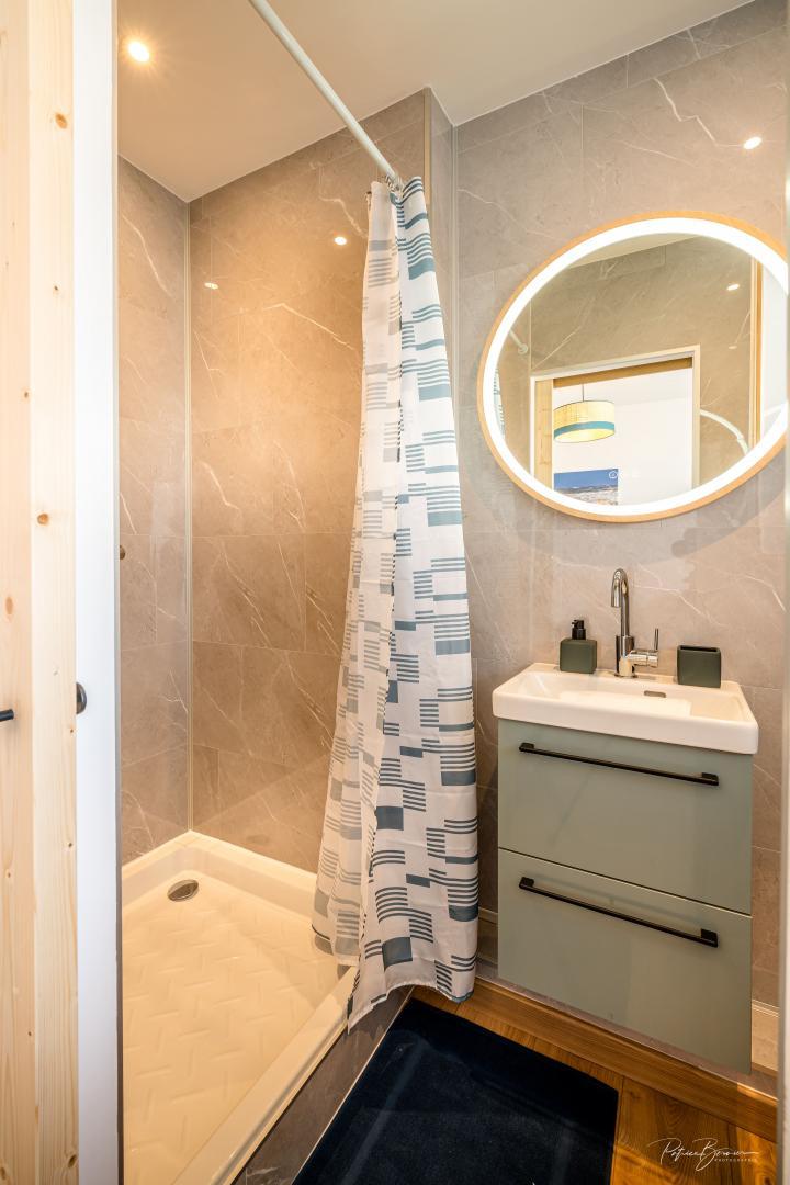 Salle d'eau attenante à la chambre avec douche, meuble vasque, radiateur sèche serviettes et WC photo 13