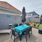 Salon de jardin, barbecue, 2 bains de soleil