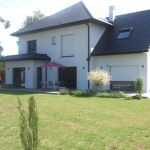 Fa&ccedil;ade arri&egrave;re de la maison avec jardin clos