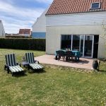 Jardin clos avec meubles de jardin