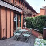 Terrasse privative avec salon de jardin 