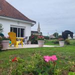 Vue sur l'&eacute;glise et la p&acirc;ture de Pierrot le cheval depuis le jardin