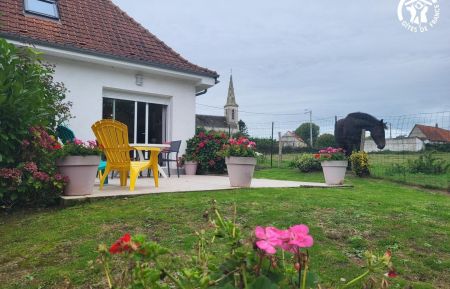 G&icirc;te n&deg;G622015 Airon-Saint-Vaast - Pas-de-Calais - Vue sur l'&eacute;glise et la p&acirc;ture de Pierrot le cheval depuis le jardin
