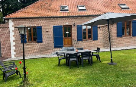 G&icirc;te n&deg;G622619 Auchy-au-Bois - Pas-de-Calais - Jardin devant la maison avec salon de jardin