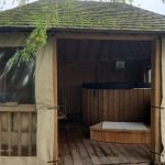 Kiosque en cèdre abritant le bain nordique, situé près de la rivière, commun aux gîtes Kiosque en cèdre abritant le bain nordique, situé près de la rivière, commun aux gîtes
