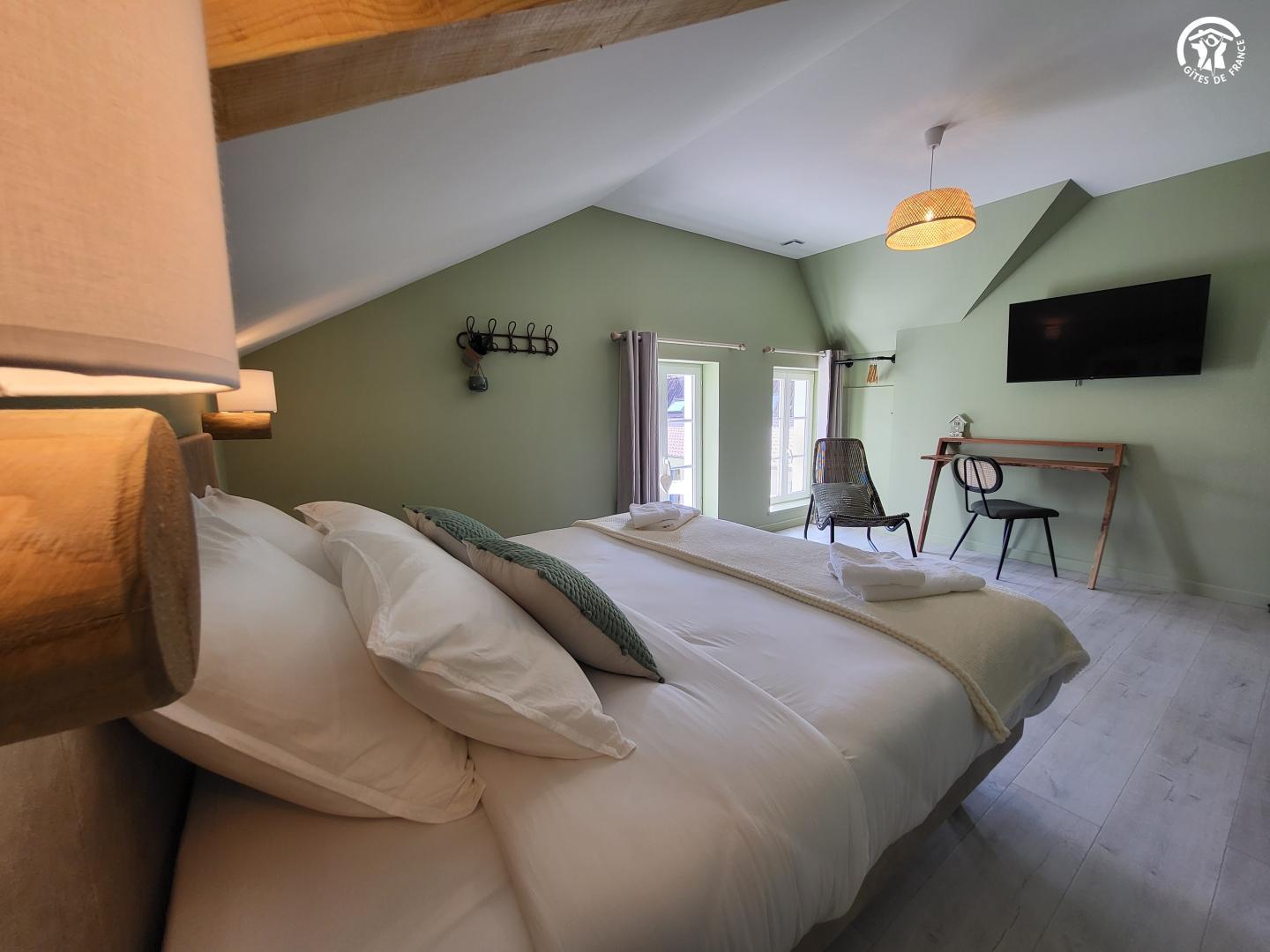 Chambre avec sa salle de bain et toilette indépendant photo 25
