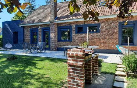 Terrasse avec salon de jardin, barbecue, parasol et table de ping-pong Gîte n°G622530 Acquin-Westbécourt - Pas-de-Calais - Terrasse avec salon de jardin, barbecue, parasol et table de ping-pong