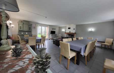 G&icirc;te de groupe n&deg;G622603 Belle-et-Houllefort - Pas-de-Calais - Grande pi&egrave;ce de vie avec coin salon et espace repas. Acc&egrave;s direct sur la terrasse par la baie vitr&eacute;e