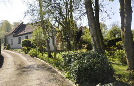 G&icirc;te n&deg;G1552 Mont-Saint-&Eacute;loi - Pas-de-Calais - Le gite depuis le chemin du ch&acirc;teau