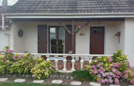 G&icirc;te n&deg;G622338 Contes - Pas-de-Calais - Fa&ccedil;ade du gite fleuri en &eacute;t&eacute;
