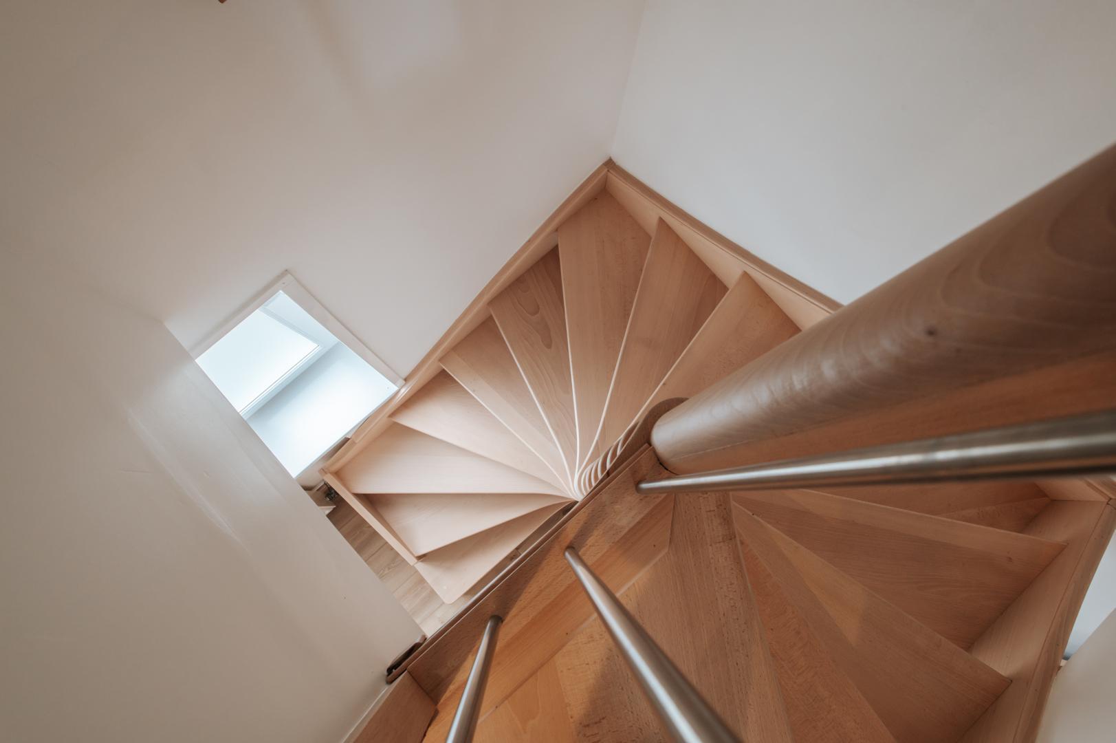 Escalier pour accéder aux chambre depuis la salle du petit déjeuner photo 40