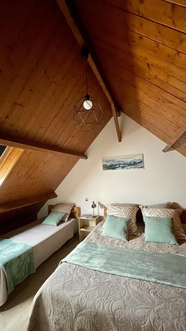 Chambre Châtel ? Lit 160x200
Vous pouvez venir zen : tout le nécessaire est à votre disposition dans cette belle chambre de construction récente, équipée de la fibre. photo 23