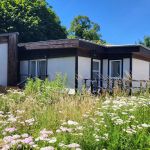 Façade du gite avec jardin sauvage Façade du gite avec jardin sauvage