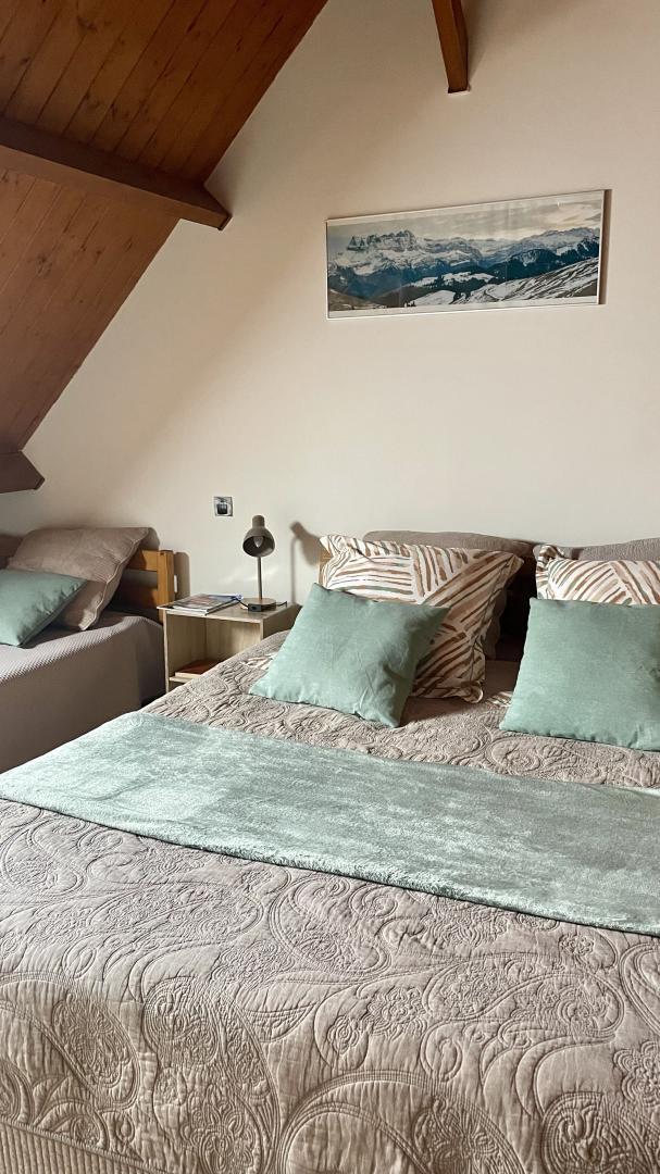 La chambre Chatel équipée d'un grand lit de 160 x 200 et d'un petit lit de 90 photo 24