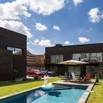 Fa&ccedil;ade arri&egrave;re de la maison avec piscine ext&eacute;rieure chauff&eacute;e 