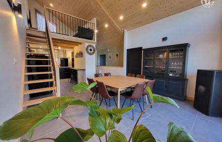 G&icirc;te n&deg;G622405 Ecques - Pas-de-Calais - Espace repas et mezzanine o&ugrave; se trouve le salon