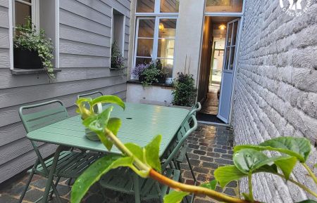 Cour intérieure avec salon de jardin et barbecue électrique sans vis à vis City Break n°G622444 Saint-Omer - Pas-de-Calais - Cour intérieure avec salon de jardin et barbecue électrique sans vis à vis
