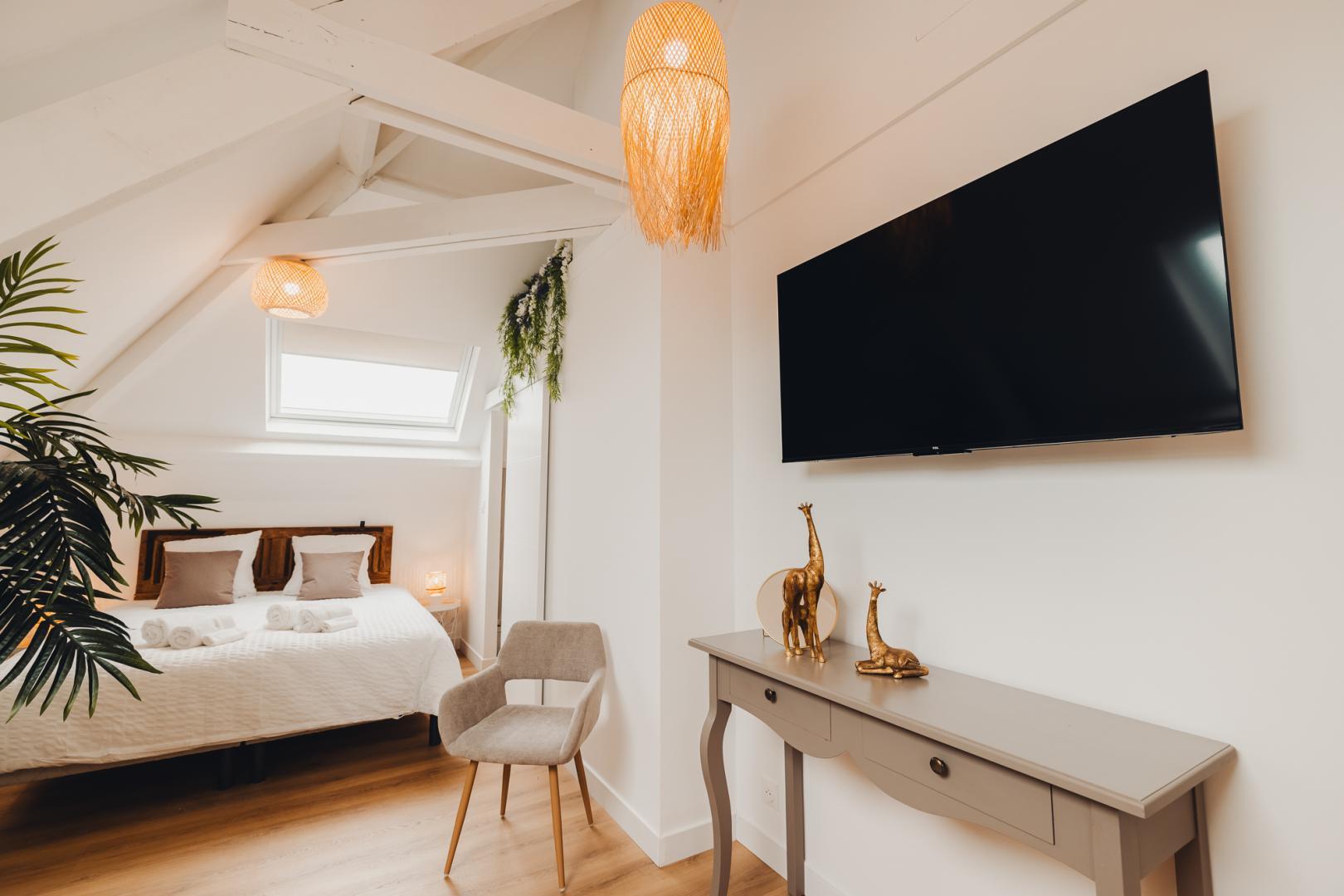 tv grand écran sur bras articulé permettant de choisir l'axe de vue soit du lit ou de la balnéo photo 31