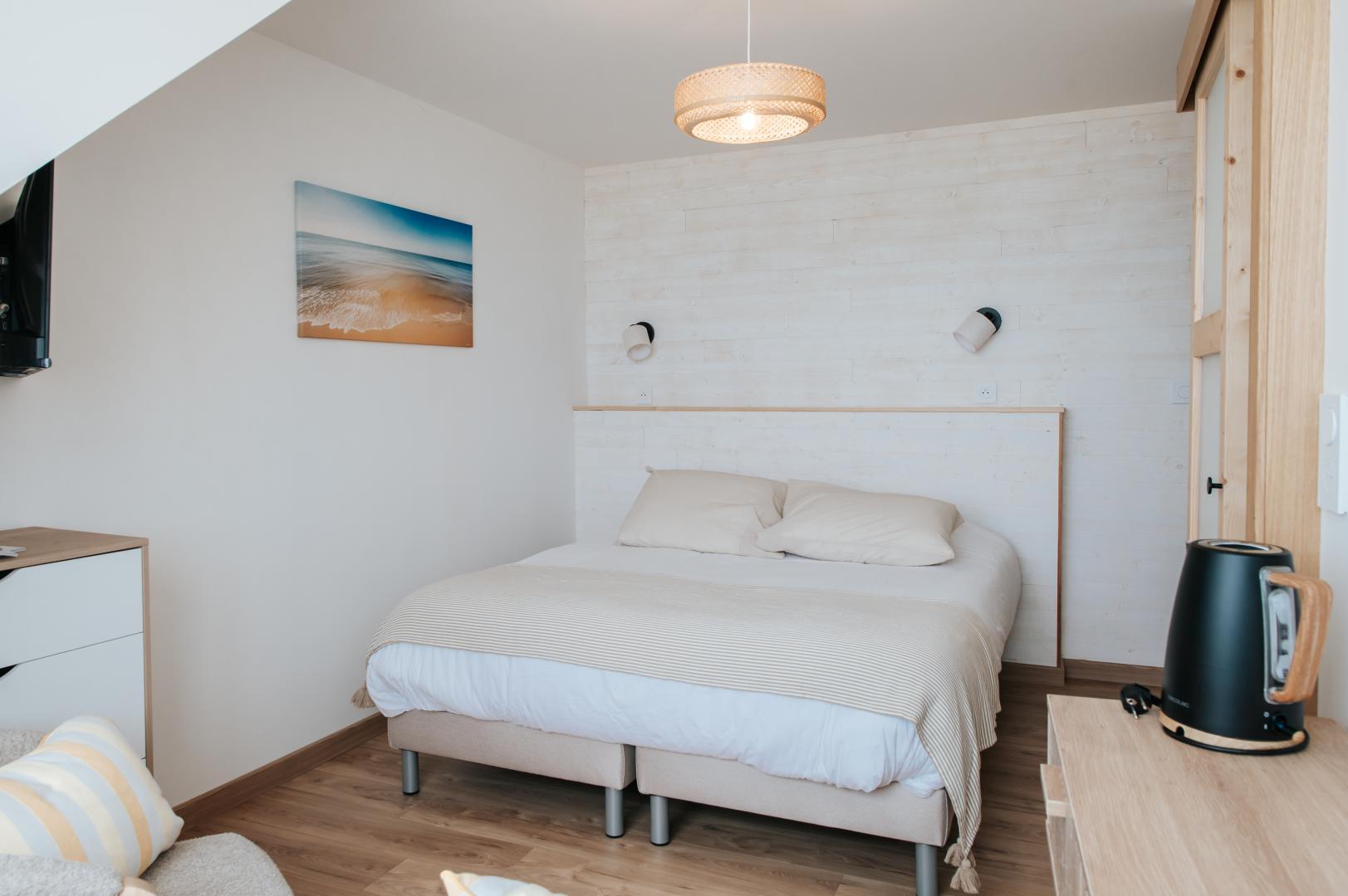 Chambre avec lit 160x200cm, TV, commode avec vue mer et salle d'eau attenante photo 19