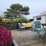 Terrasse avec salon de d&eacute;tente et salon de jardin, barbecue et parasol