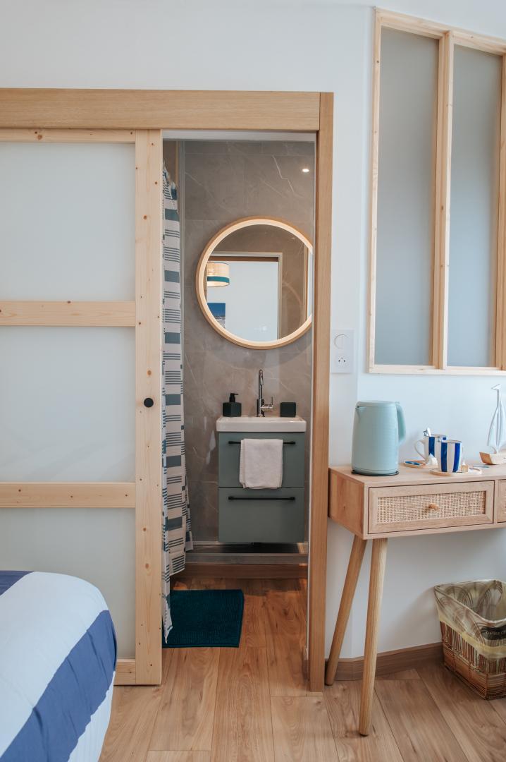 Chambre avec salle d'eau attenante photo 29