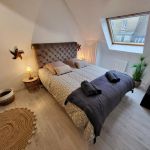 Chambre &agrave; l'&eacute;tage avec un lit 160x200 et un dressing