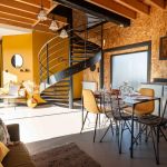 Pi&egrave;ce de vie avec cuisine ouverte sur espace repas et coin salon