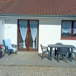 Fa&ccedil;ade du g&icirc;te avec sa terrasse &eacute;quip&eacute;e d'un salon de jardin, d'un bain de soleil et d'un barbecue