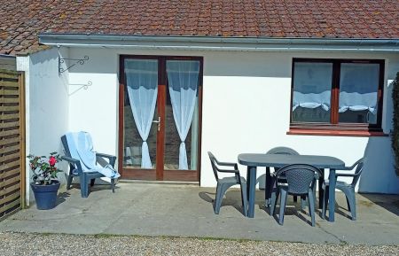 G&icirc;te n&deg;G622607 L&eacute;pine - Pas-de-Calais - Fa&ccedil;ade du g&icirc;te avec sa terrasse &eacute;quip&eacute;e d'un salon de jardin, d'un bain de soleil et d'un barbecue
