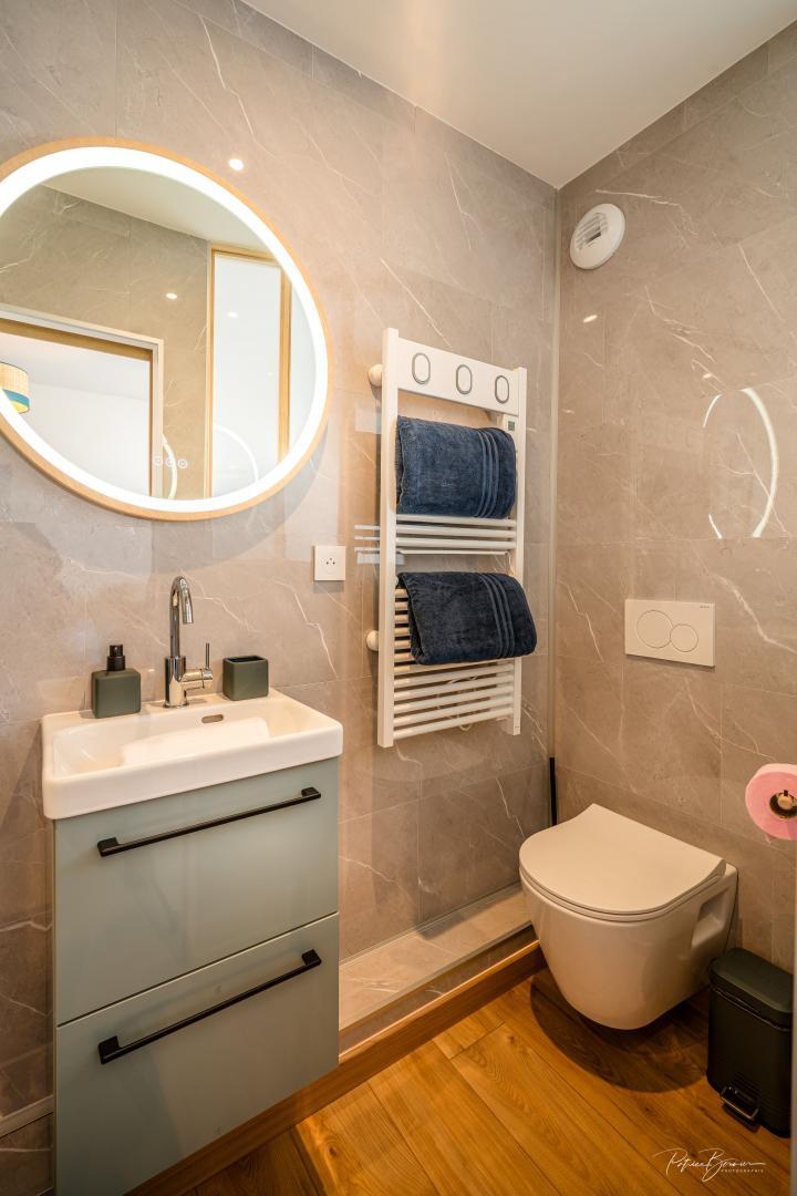 Salle d'eau avec meuble vasque, douche, WC et radiateur sèche serviettes photo 24