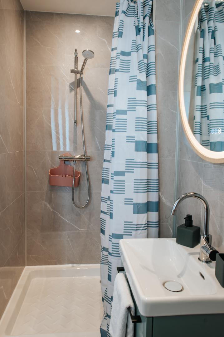 Salle d'eau attenante à la chambre avec douche, meuble vasque, radiateur sèche serviettes et WC photo 34