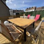 Terrasse avec salon de jardin et transats
