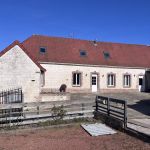 Fa&ccedil;ade du g&icirc;te avec cour ferm&eacute;e avec parking priv&eacute; 3 voitures